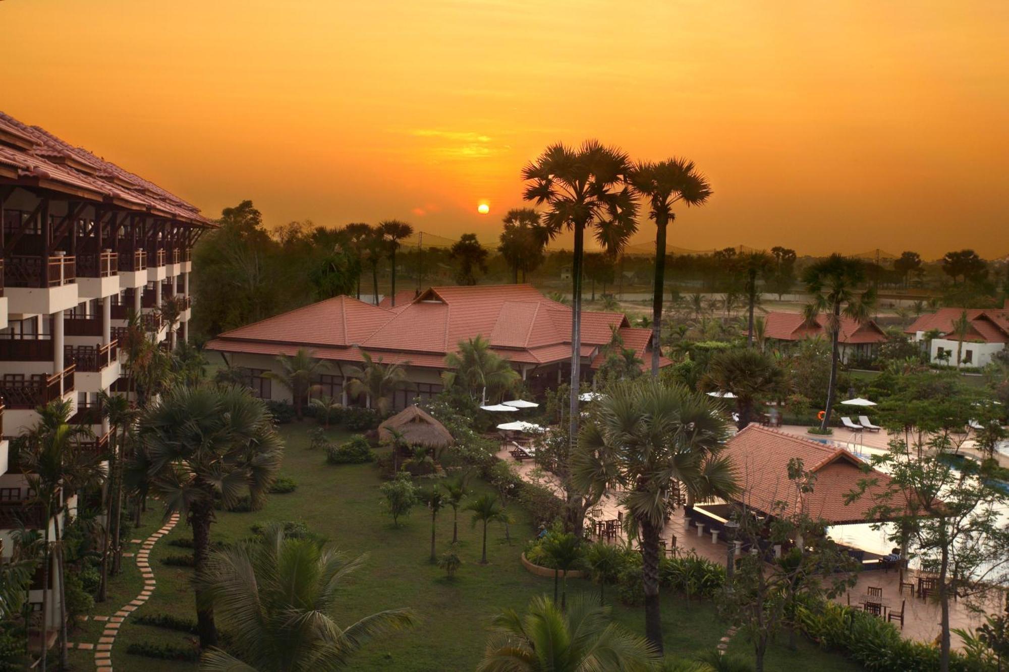 Angkor Palace Suite & Villa Siem Reap Exterior photo