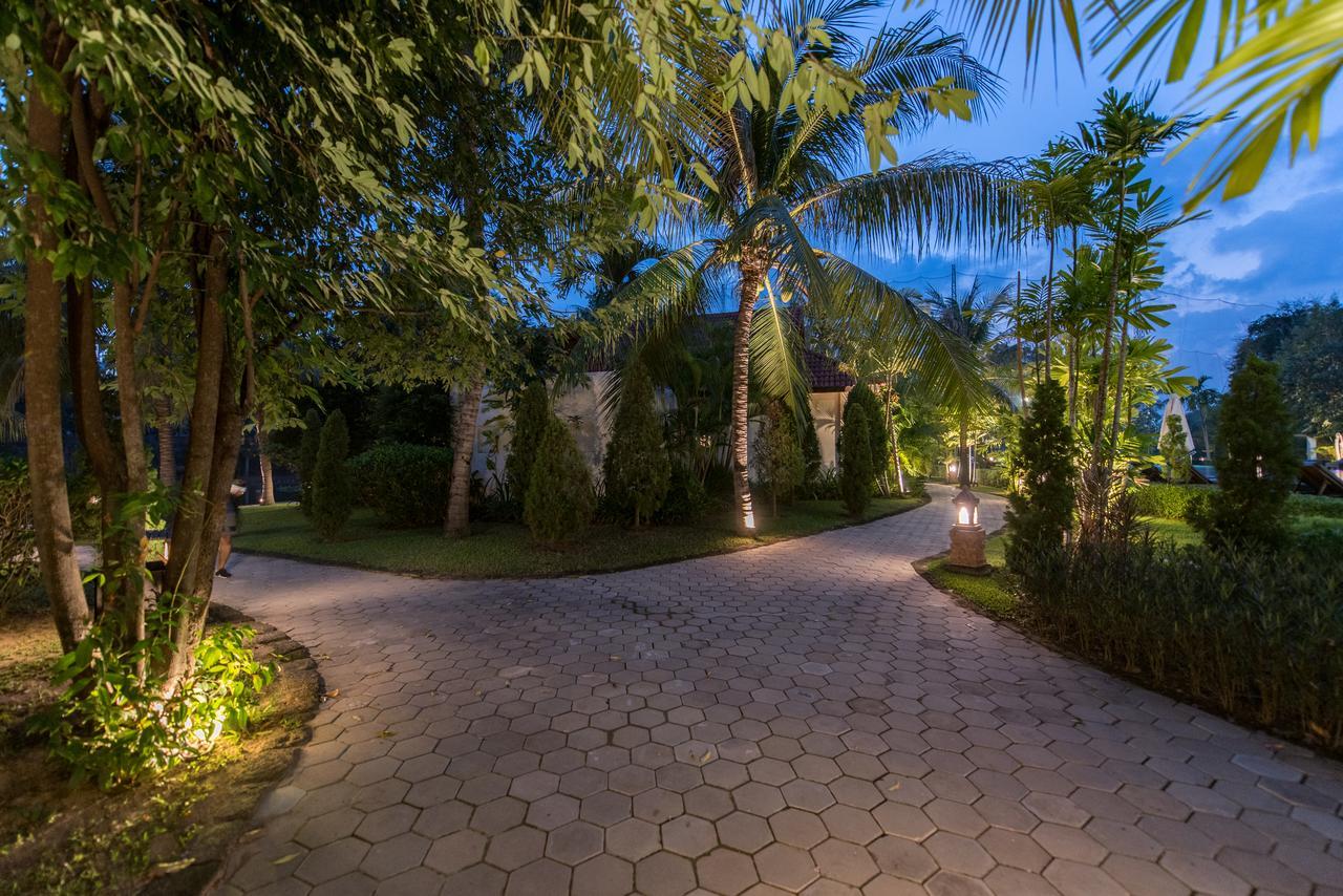 Angkor Palace Suite & Villa Siem Reap Exterior photo